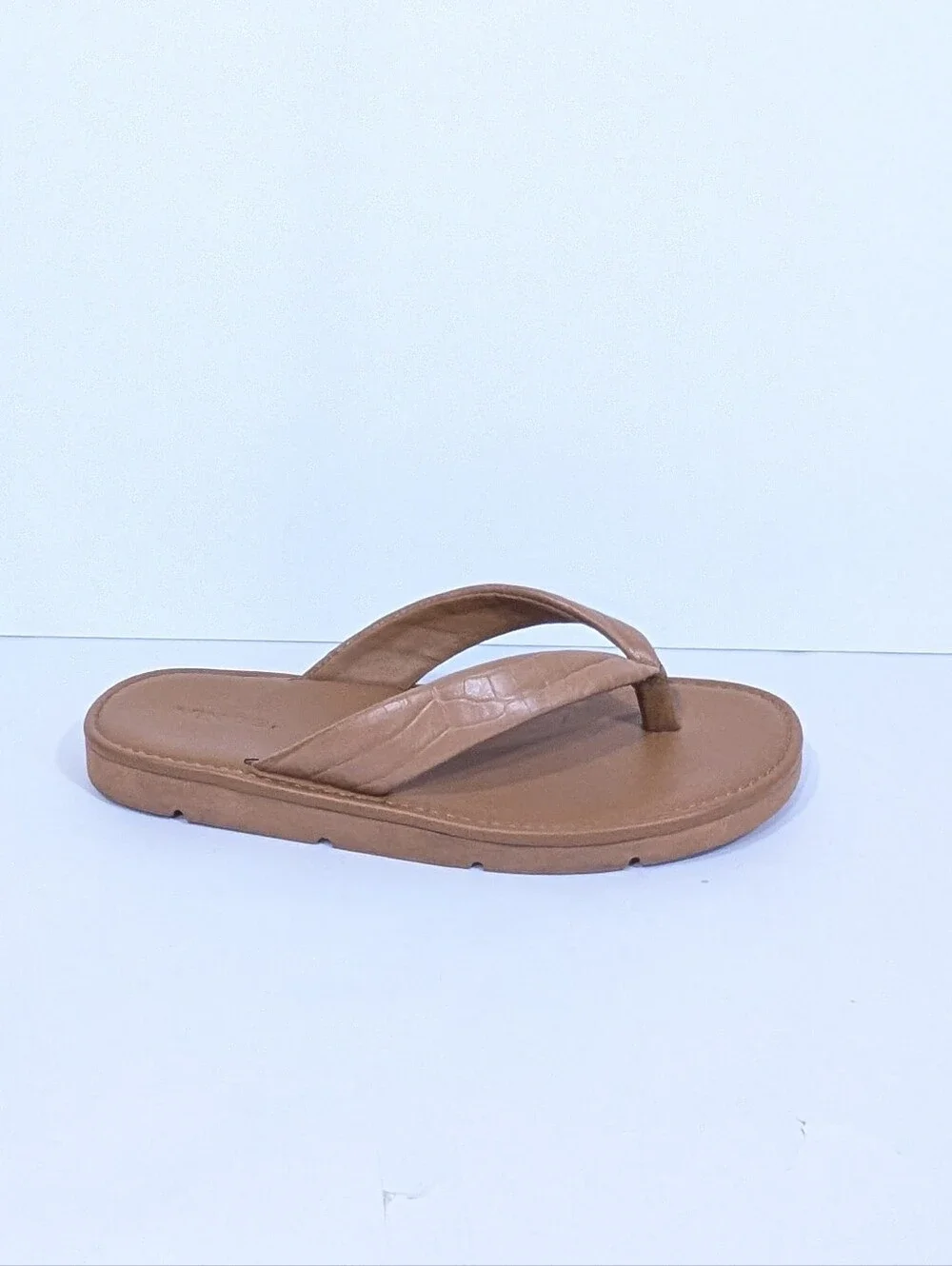 Vince Leather Flip Flops sz 6.5 Women Sandals Croc embossed beach neutral olexa